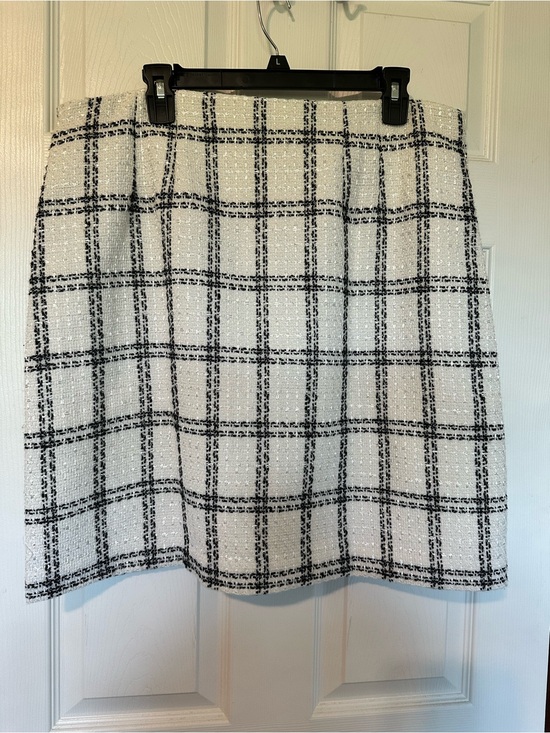 Ann Taylor Dresses & Skirts - Ann Taylor women’s tweed black & white skirt - size 14
